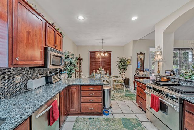 2310 Green Knoll LN, Vinton, VA 24179