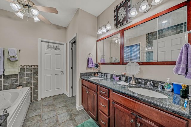 2310 Green Knoll LN, Vinton, VA 24179