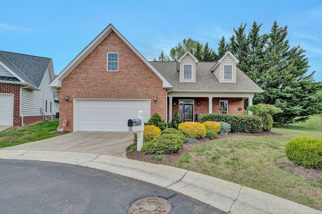 2310 Green Knoll LN, Vinton, VA 24179