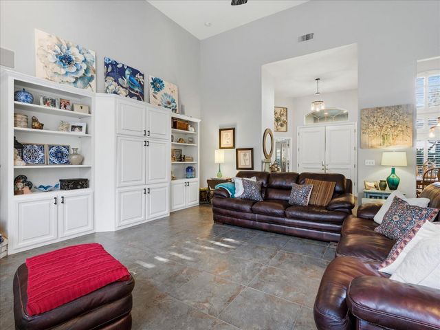 6551 N Selland Avenue, Fresno, CA 93711