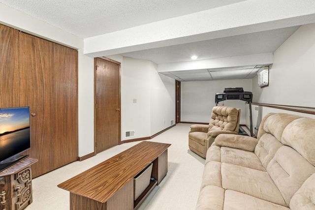 4220 Victoria Street N, Shoreview, MN 55126