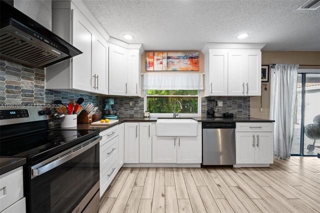 10873 NW 10th Pl, Coral Springs, FL 33071