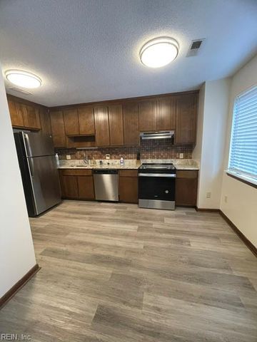 163 Windsor Castle Dr Apt B, Newport News, VA 23608