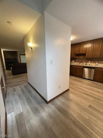 163 Windsor Castle Dr Apt B, Newport News, VA 23608
