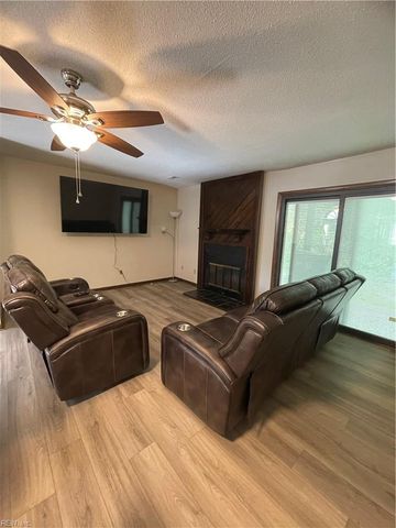 163 Windsor Castle Dr Apt B, Newport News, VA 23608