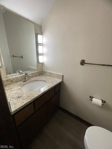 163 Windsor Castle Dr Apt B, Newport News, VA 23608