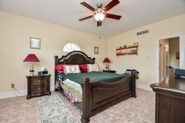 10913 N P Street, La Porte, TX 77571