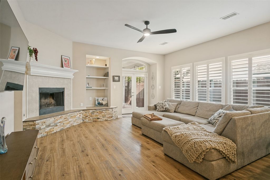 1037 Honeysuckle, Grapevine, TX 76051 — photo 4