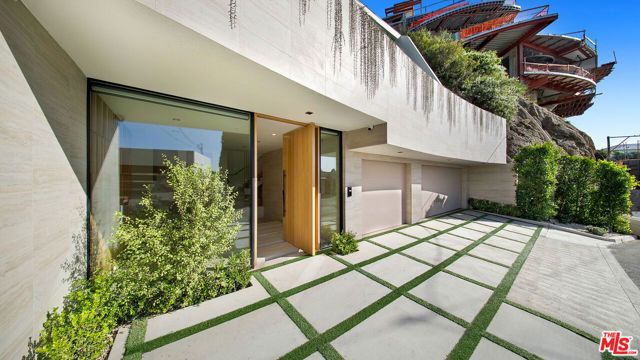 8765 Hollywood, Los Angeles, CA 90069