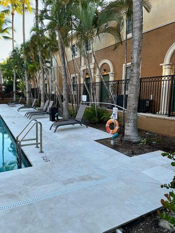 2891 NE 185th St 1006, Aventura, FL 33180