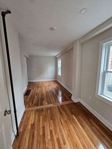 11 Mount Pleasant St 1, Waltham, MA 02452