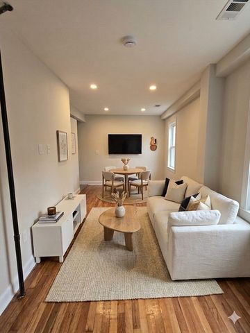 11 Mount Pleasant St 1, Waltham, MA 02452