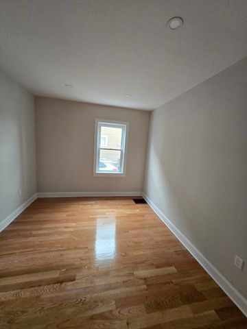 11 Mount Pleasant St 1, Waltham, MA 02452