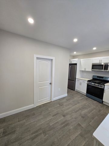 11 Mount Pleasant St 1, Waltham, MA 02452