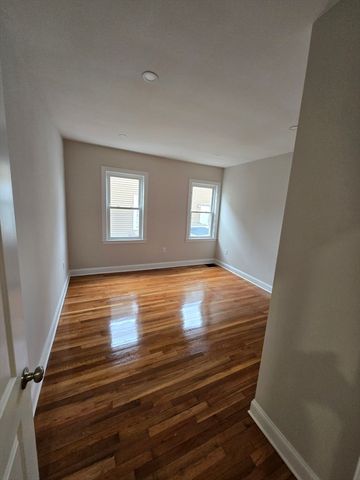 11 Mount Pleasant St 1, Waltham, MA 02452