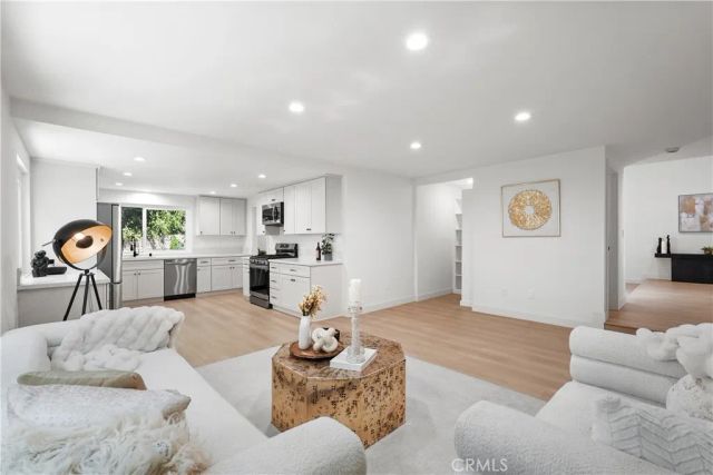 6221 Mammoth, Valley Glen, CA 91401