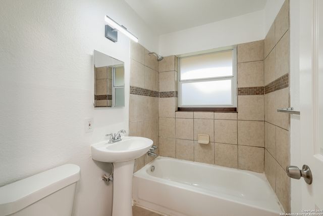 241 Weathercock Ln, Windcrest, TX 78239