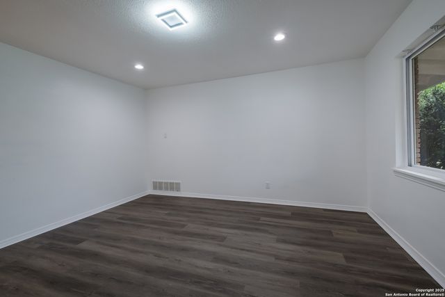 241 Weathercock Ln, Windcrest, TX 78239