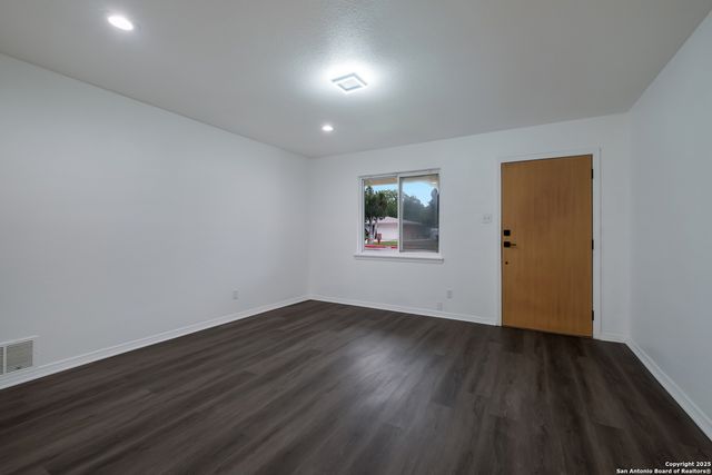241 Weathercock Ln, Windcrest, TX 78239