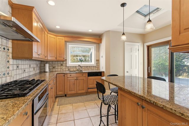 5 Fenwick Street, Greenlawn, NY 11740