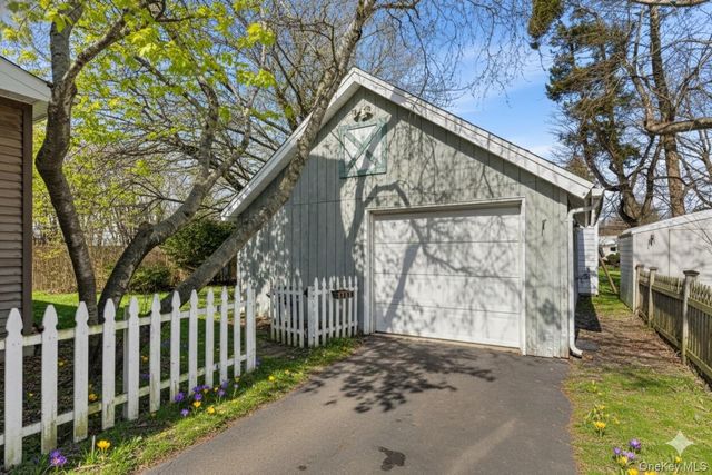 5 Fenwick Street, Greenlawn, NY 11740