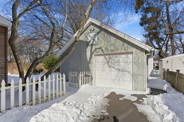 5 Fenwick Street, Greenlawn, NY 11740