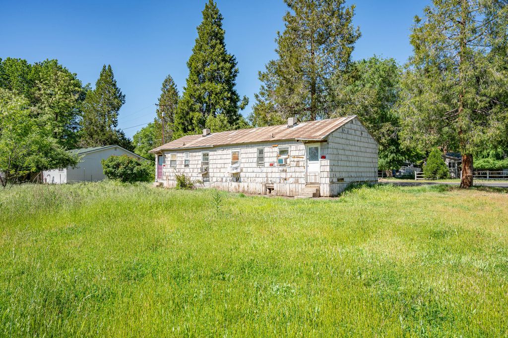 142-144 Onyx Street, Eagle Point, OR 97524