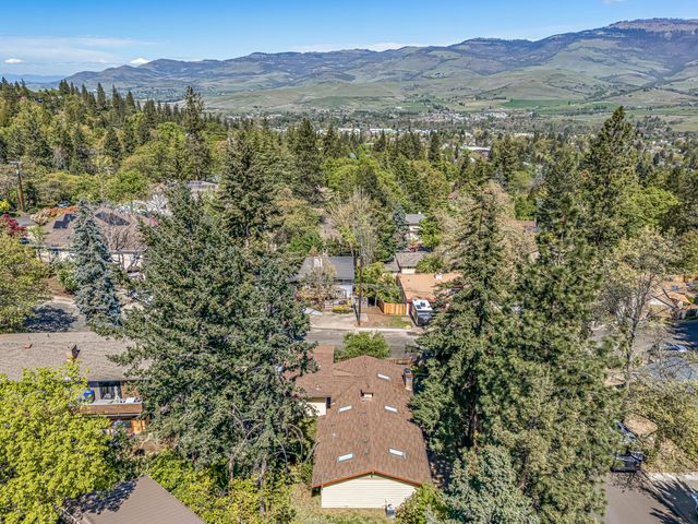 430 Ashland Street, Ashland, OR 97520