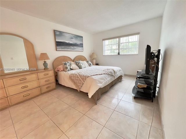 501 Blue Heron Dr 121-A, Hallandale Beach, FL 33009