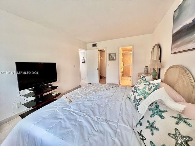 501 Blue Heron Dr 121-A, Hallandale Beach, FL 33009