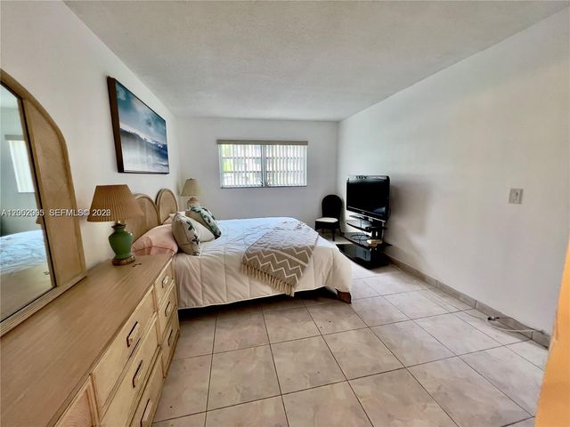 501 Blue Heron Dr 121-A, Hallandale Beach, FL 33009