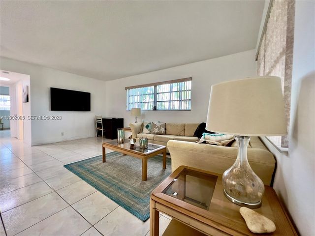 501 Blue Heron Dr 121-A, Hallandale Beach, FL 33009
