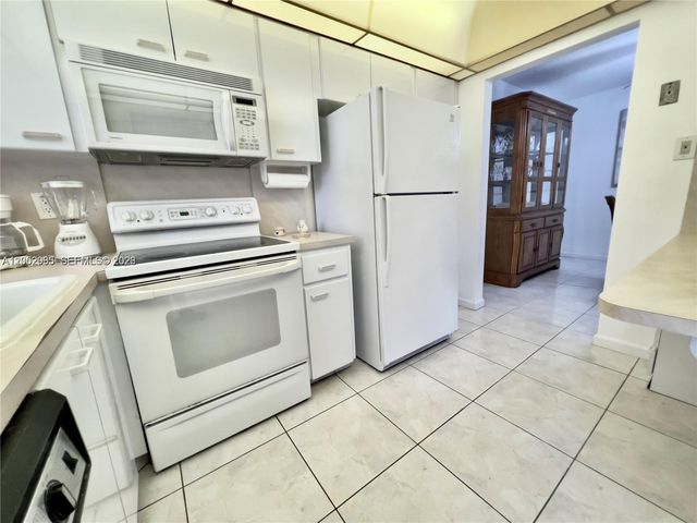 501 Blue Heron Dr 121-A, Hallandale Beach, FL 33009