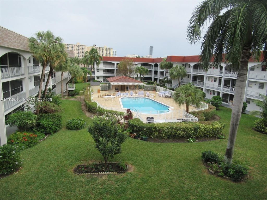 501 Blue Heron Dr 121-A, Hallandale Beach, FL 33009