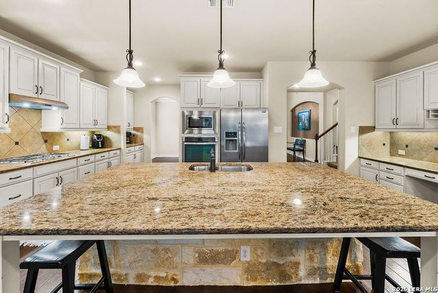 11304 MASSIVE MT, Helotes, TX 78023