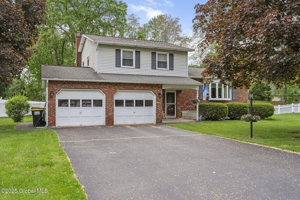 711 Hampshire Seat, Niskayuna, NY 12309