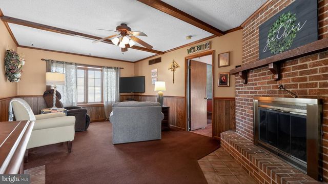 2686 SUNSET LN, York, PA 17408