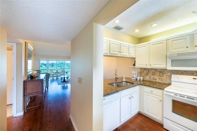 437 CERROMAR LANE 525, Venice, FL 34293