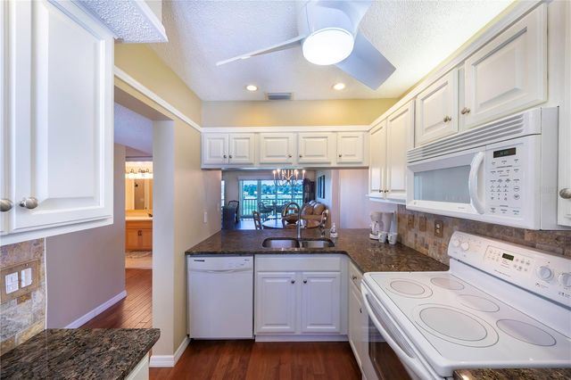 437 CERROMAR LANE 525, Venice, FL 34293