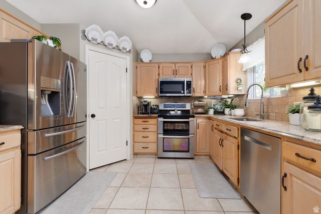 2050 E JOHNSTONE DR, Sandy, UT 84093