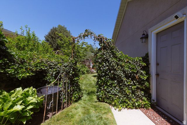 2050 E JOHNSTONE DR, Sandy, UT 84093