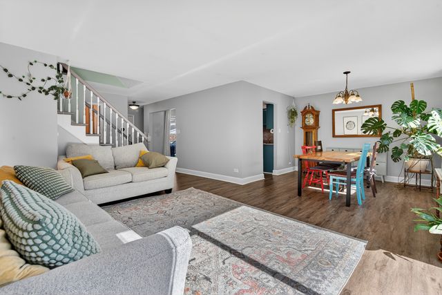 1650 Castbourne Court, Wheaton, IL 60189