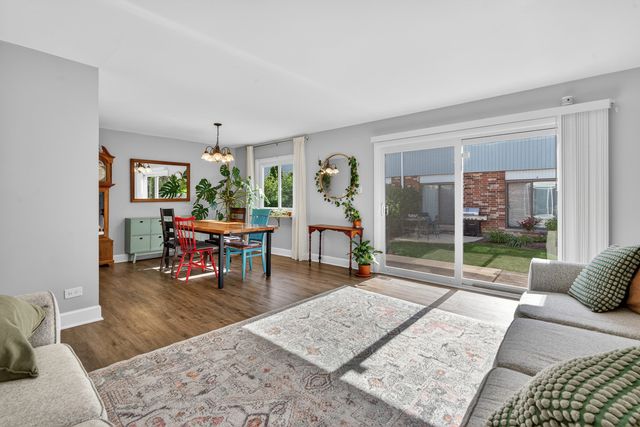 1650 Castbourne Court, Wheaton, IL 60189