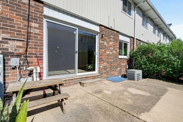 1650 Castbourne Court, Wheaton, IL 60189