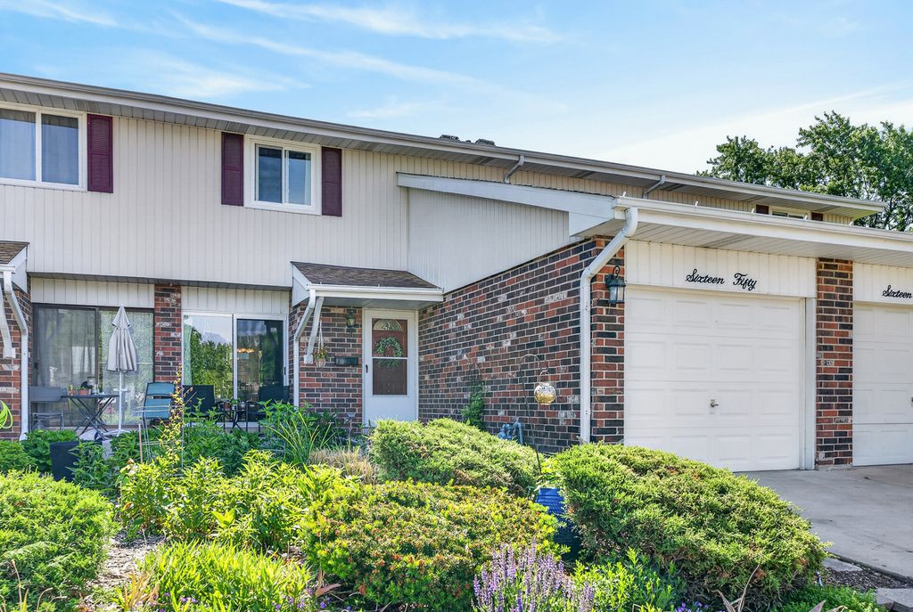 1650 Castbourne Court, Wheaton, IL 60189