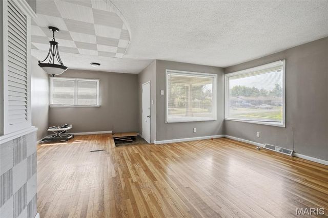 2359 Collett Drive, St Louis, MO 63136