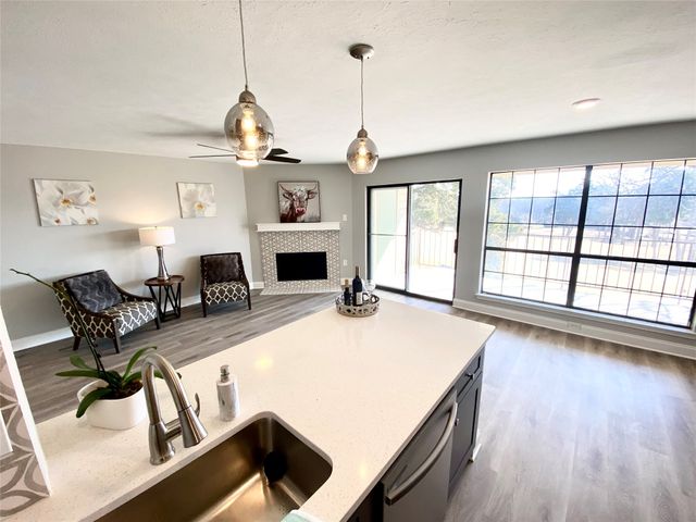 2505 Wedglea Drive 222, Dallas, TX 75211