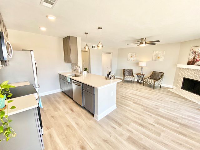 2505 Wedglea Drive 222, Dallas, TX 75211