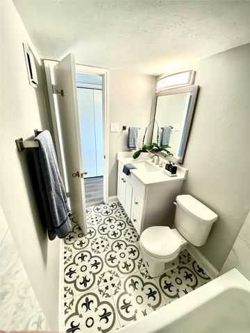 2505 Wedglea Drive 222, Dallas, TX 75211