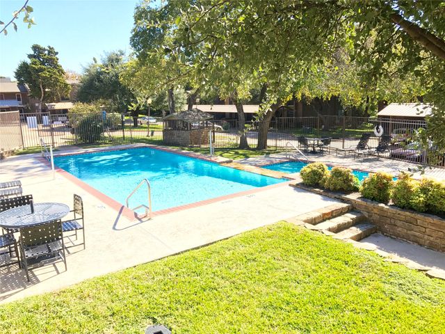 2505 Wedglea Drive 222, Dallas, TX 75211
